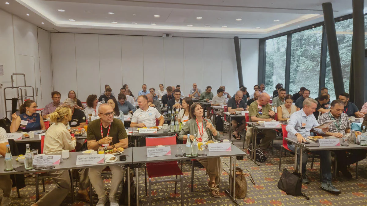 Weiter Blick auf die Teilnehmer einer Netzwerkveranstaltung