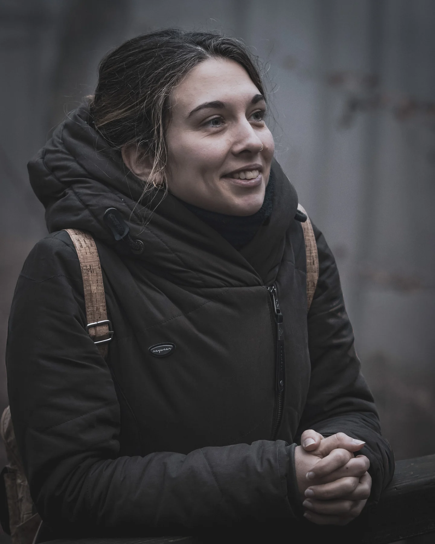 Authentisches Schwarz-Weiß-Portrait einer Frau