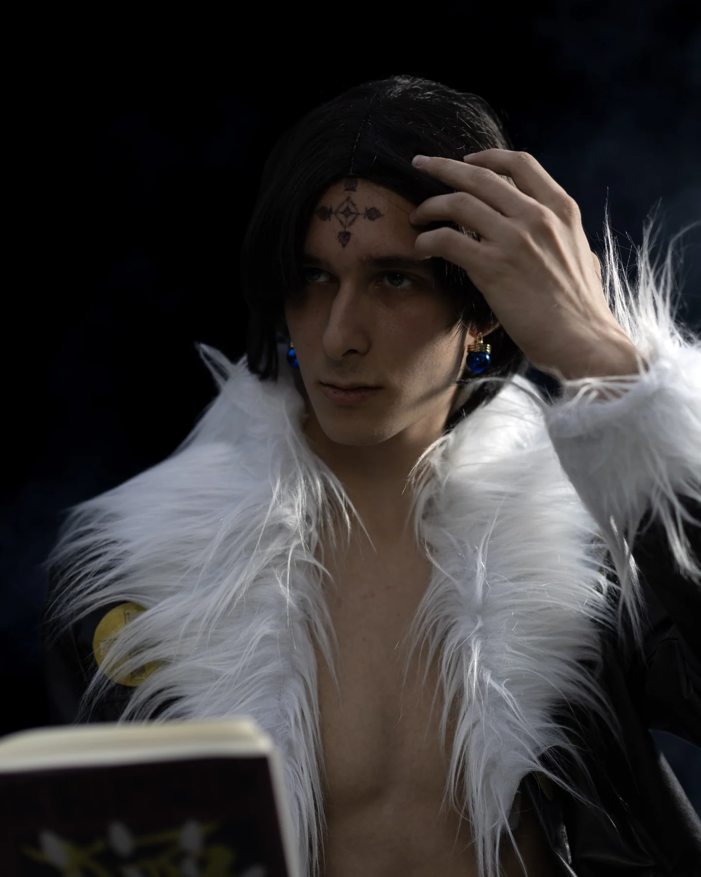 Cosplayer mit Buch in dramatischem Licht