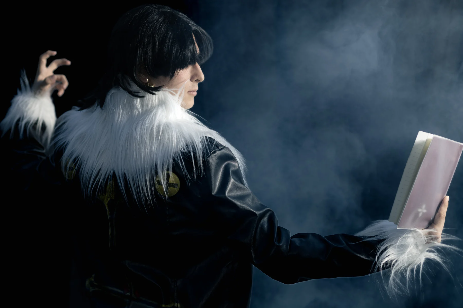Cosplayfigur in blauem Nebel