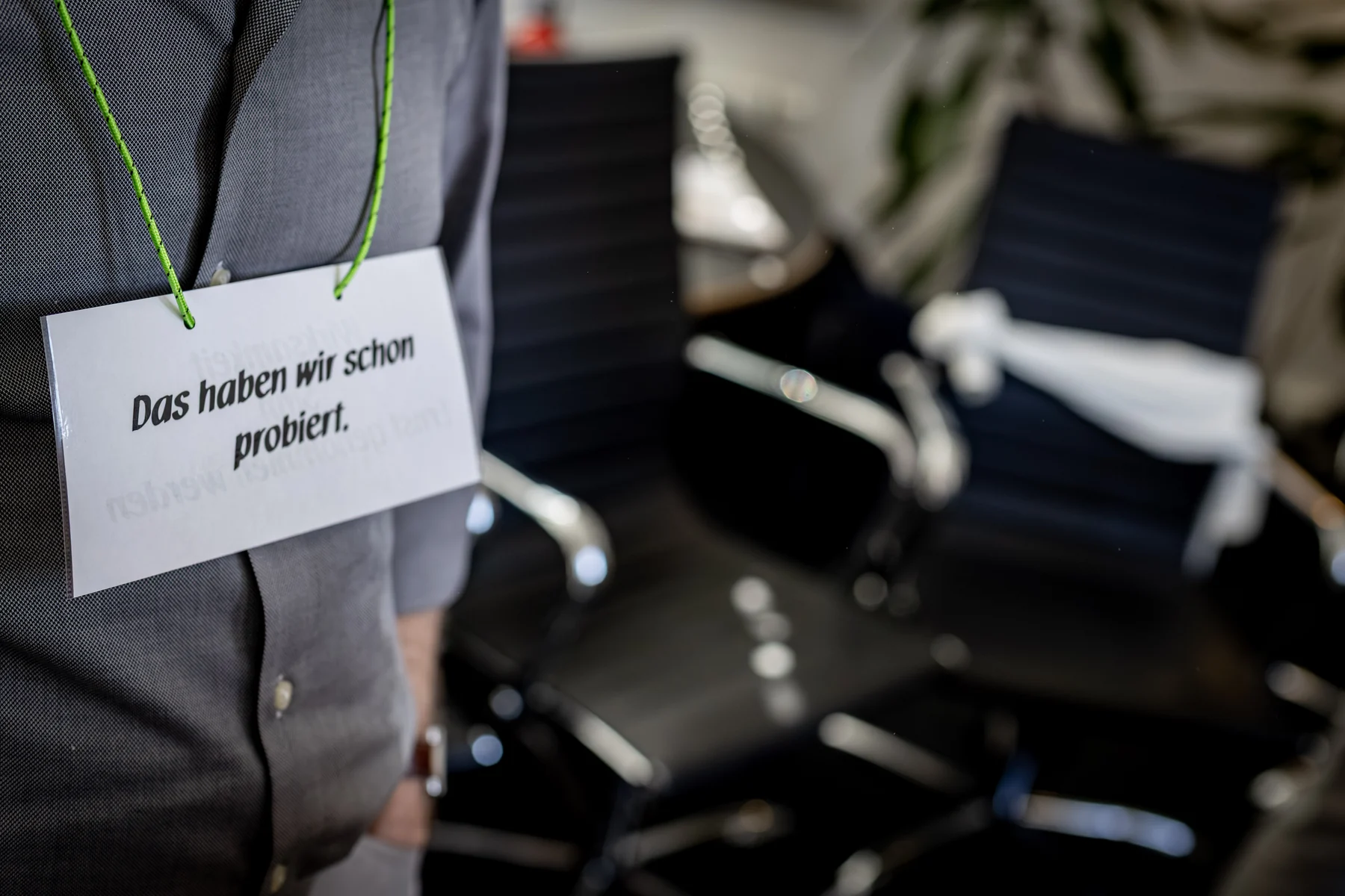 Detail eines Seminarteilnehmers mit humorvoller Namenskarte