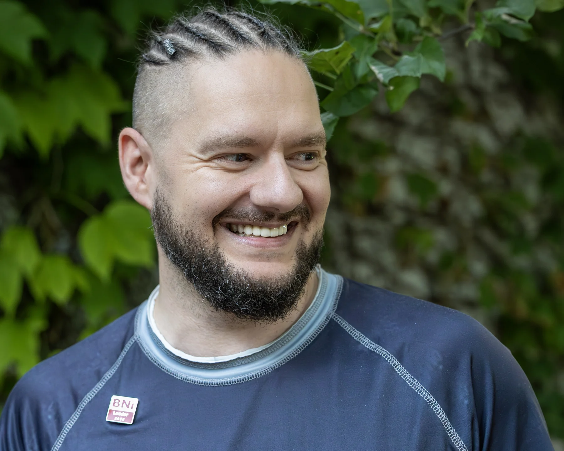 Natürliches Portrait eines lachenden Mannes