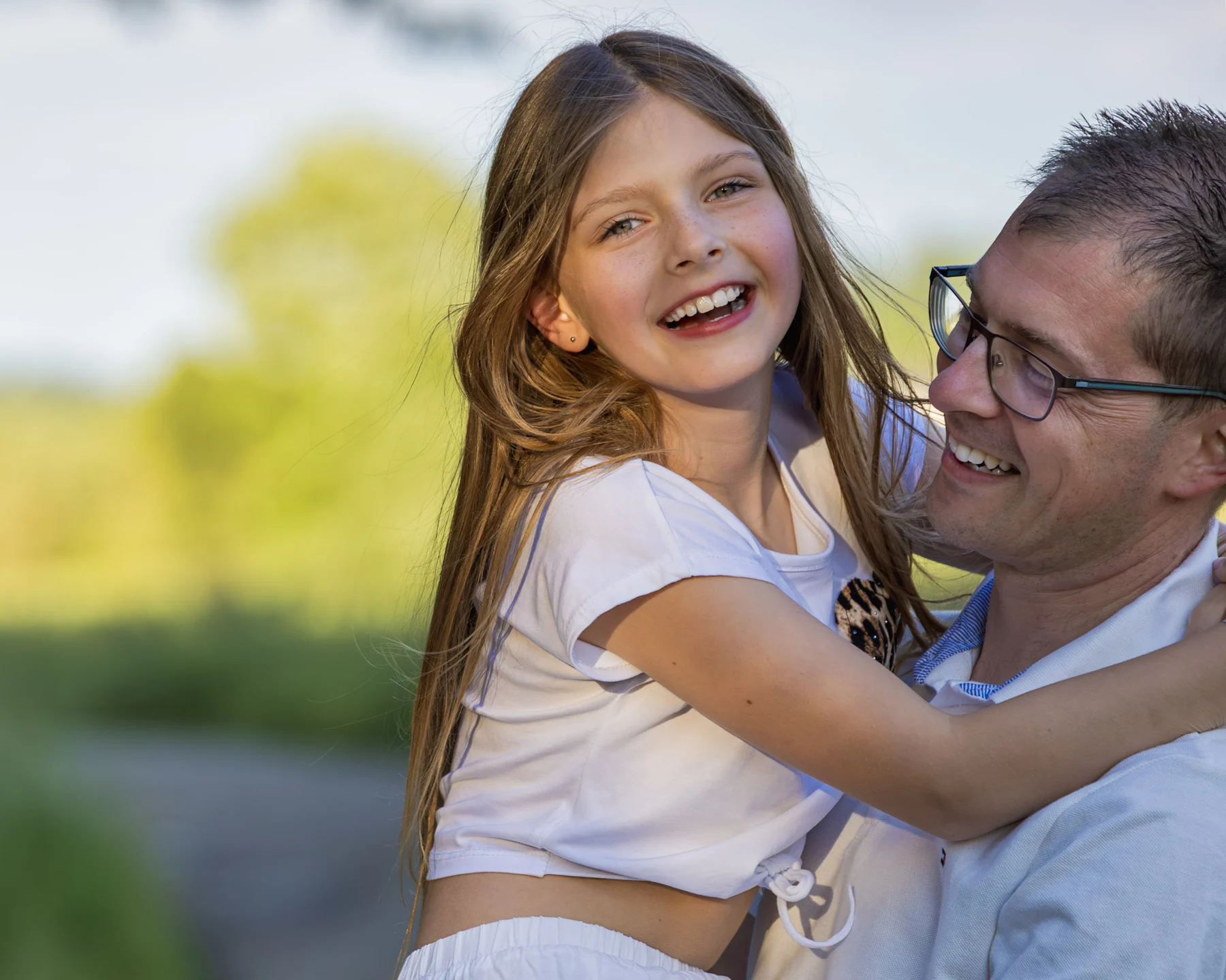 Vater und Tochter lachen miteinander