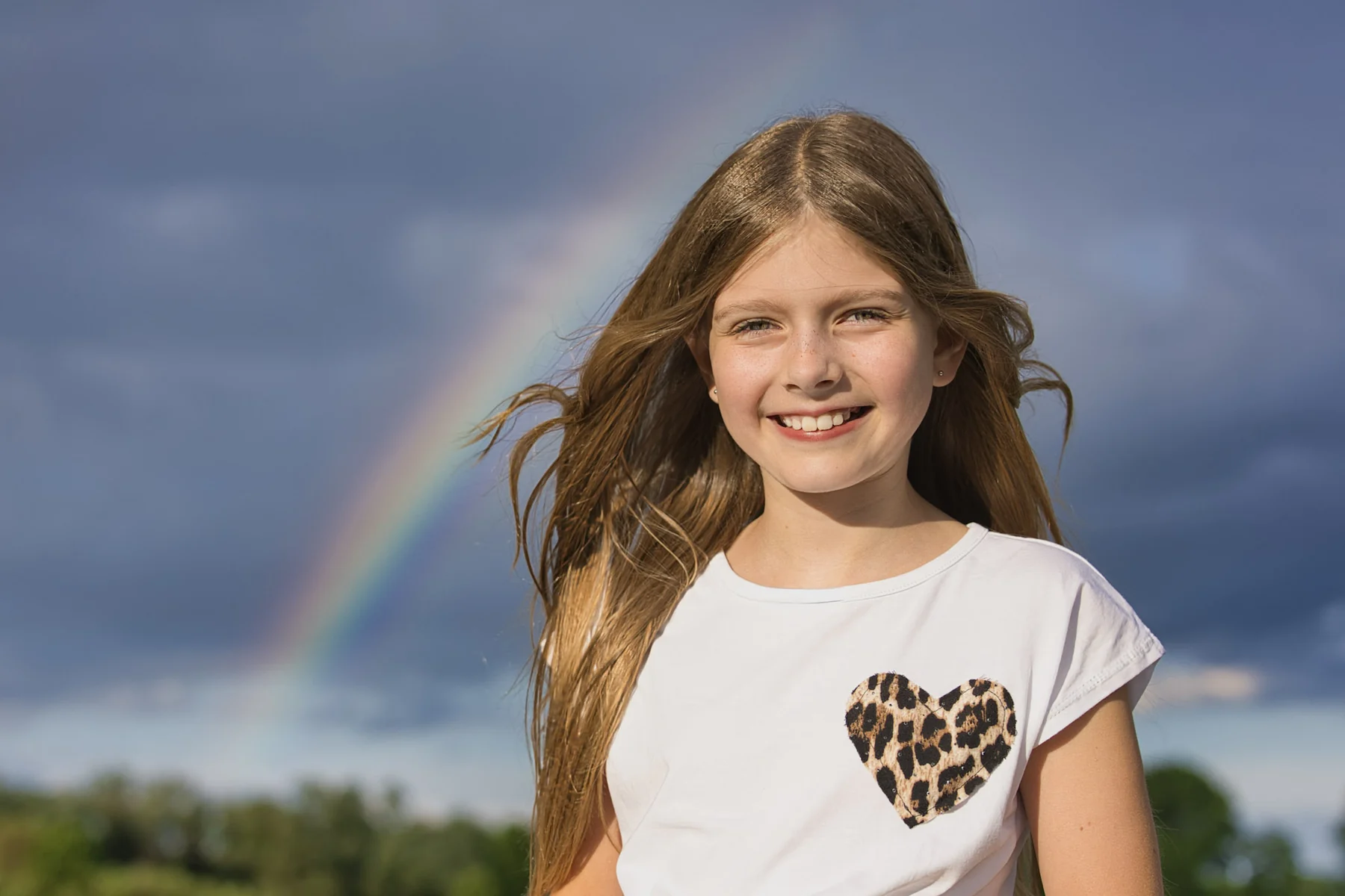 Mädchen vor einem Regenbogen